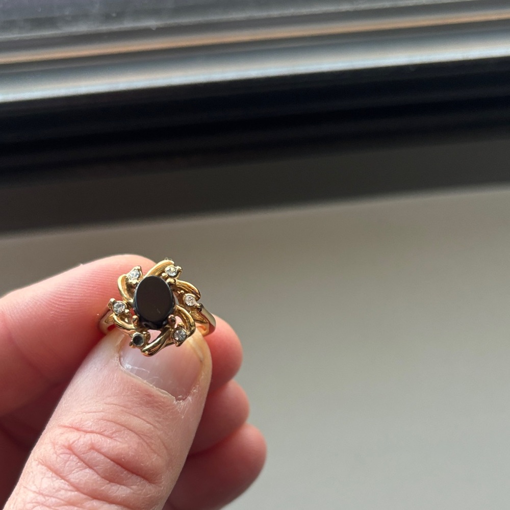 Elegant Gold and Black Women's Ring
